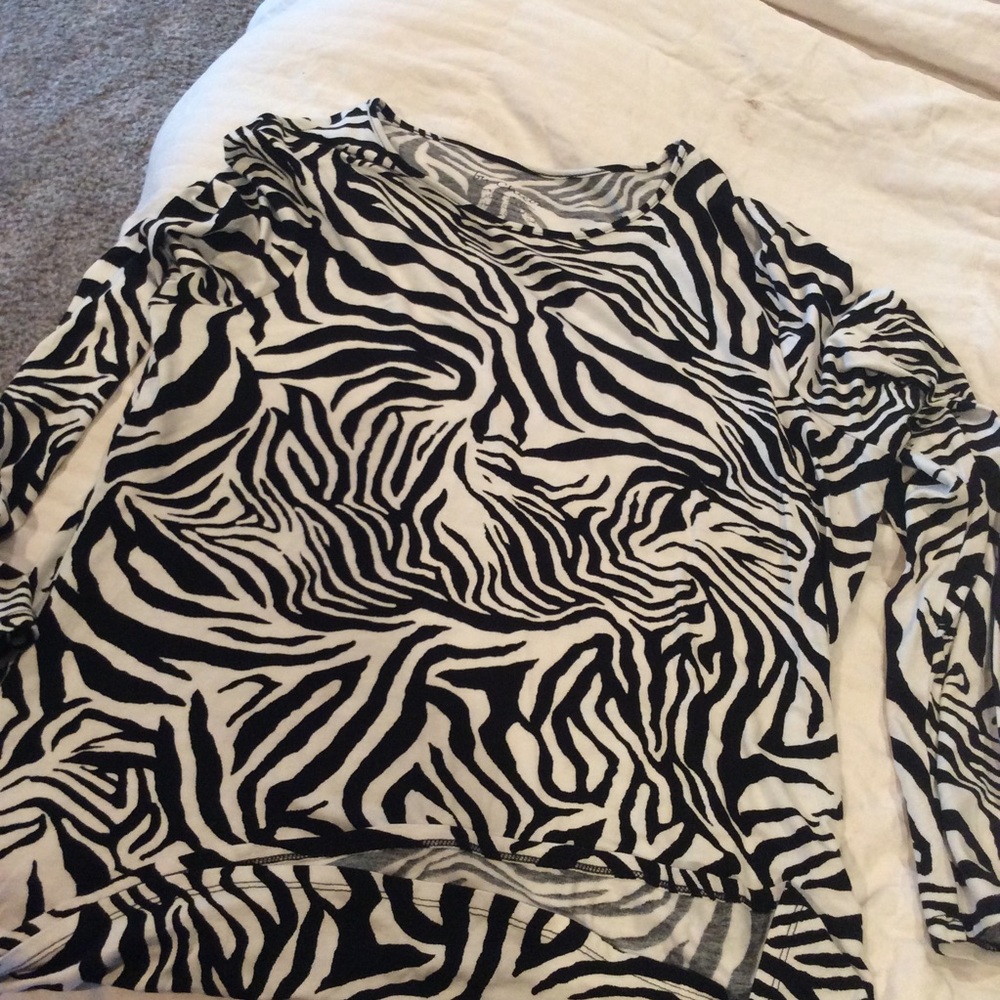 Black and white long sleeved t shirt